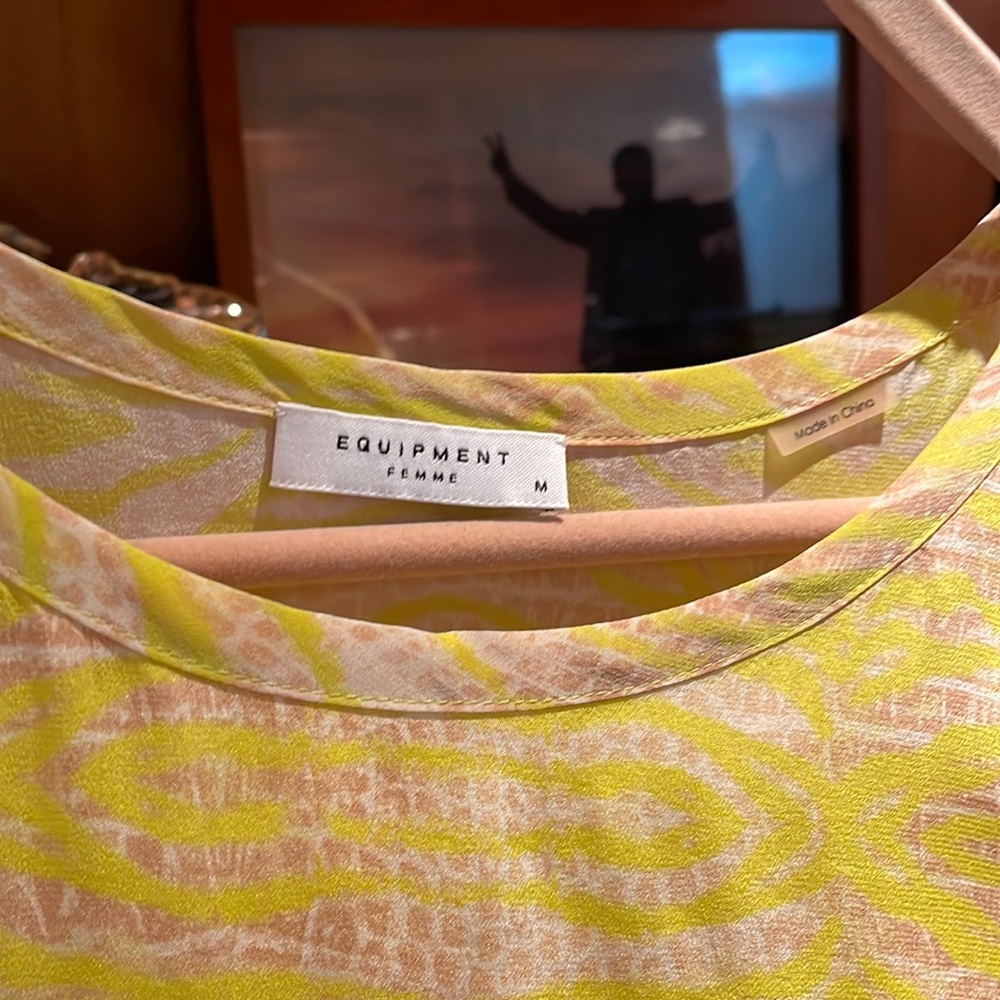 Equipment brand top. No rips or stains